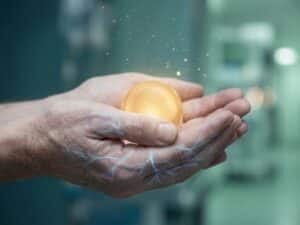 Beschermende handen rond gouden licht met neurale patronen, symboliseert genezing en verlichting op rustgevende achtergrond