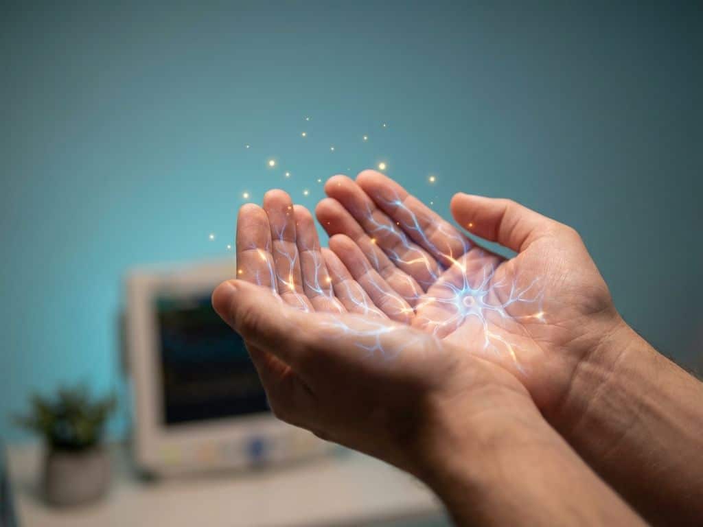 stress-tintelingen-handen-zenuwen-symptomen.jpg Handen met gloeiende zenuwbanen en gouden tintelingen die stress en fysieke sensaties visualiseren tegen blauwe achtergrond