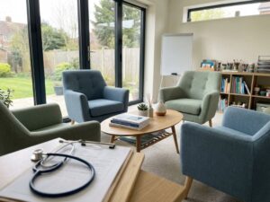 Moderne therapieruimte met cirkel van stoelen, natuurlijk licht en medische apparatuur voor geestelijke gezondheidszorg