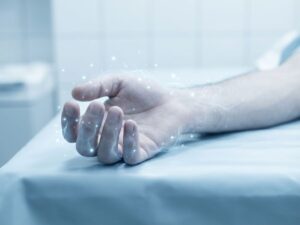 Hand met tintelende sensaties getoond door lichtdeeltjes op de huid tegen medische achtergrond