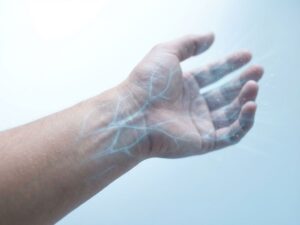 Menselijke arm met zichtbare blauwe zenuwbanen die onder de huid pulseren, met medische verlichting en tintelingseffect