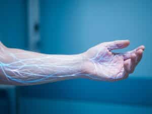 Hand met doorzichtige huid toont verlichte zenuwbanen in elektrisch blauw tegen medische achtergrond