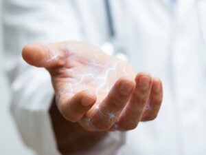 Hand met blauwe elektrische patronen die zenuwsensaties en tintelingen voorstellen tegen witte medische achtergrond