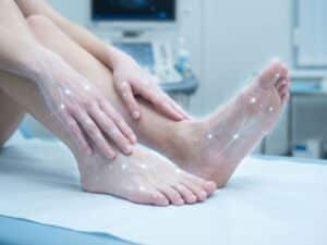 Menselijke handen en voeten met gloeiende zenuwbanen onder de huid, medische visualisatie van tintelende sensaties